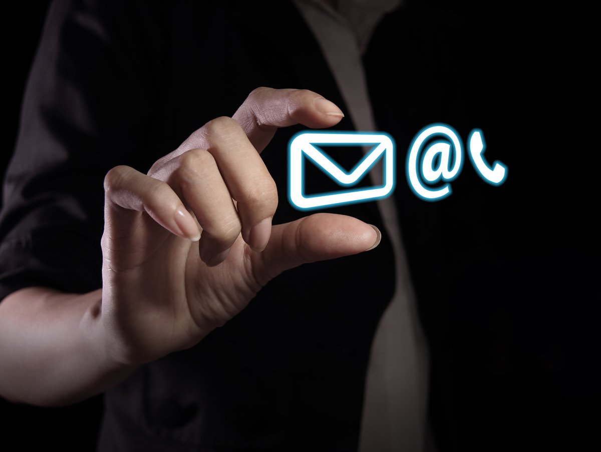 E-posta, adres ve telefon simgelerine dokunan bir el